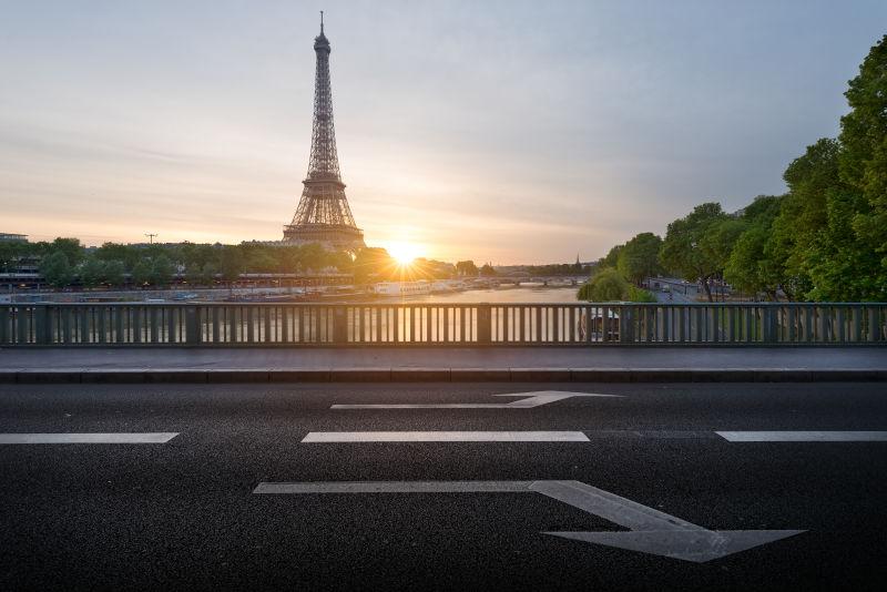 日出-日落时分的巴黎埃菲尔铁塔