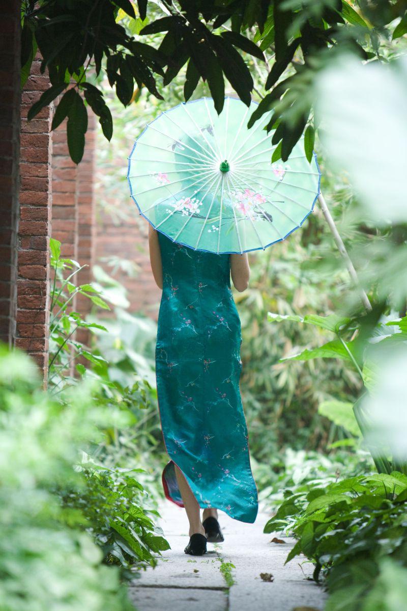 打伞的美女穿着中国传统旗袍