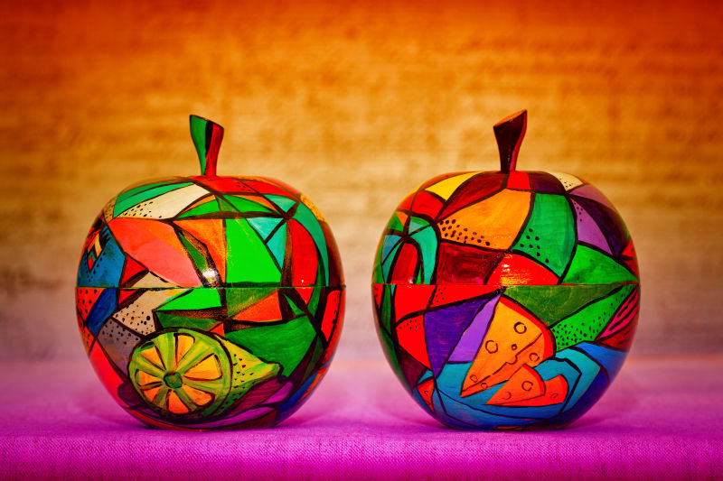 手工彩绘的背景和木质彩绘的苹果