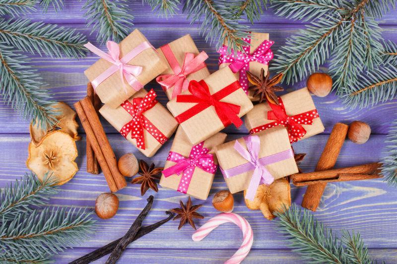 木板上的礼物盒和各种圣诞节装饰品