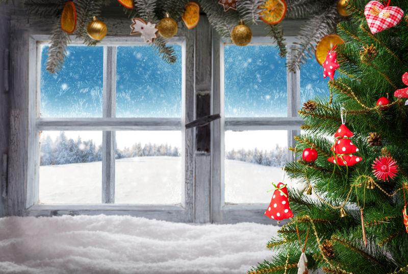 圣诞树前古董木窗俯瞰冬季景观