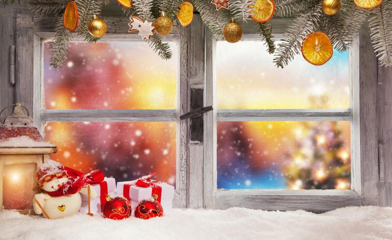 带模糊背景的老式圣诞节窗户圣诞装饰