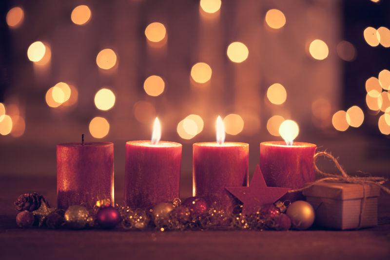 圣诞装饰圣诞摆设和蜡烛来临季节三个蜡烛燃烧