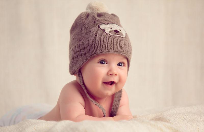 戴着小熊帽子的可爱婴儿