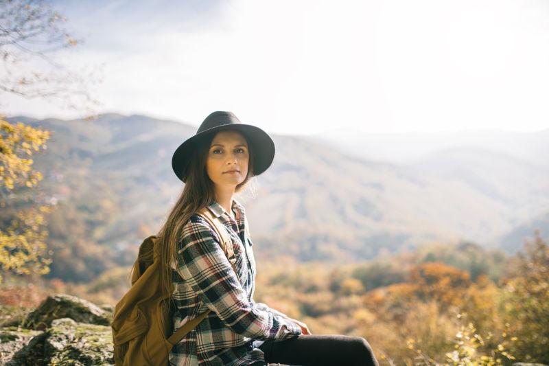 坐在半山坡上的森女背影