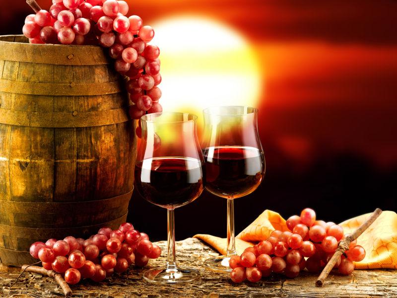 夕阳下的葡萄酒与新鲜葡萄