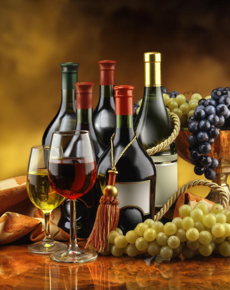 木桌上的葡萄酒与新鲜葡萄