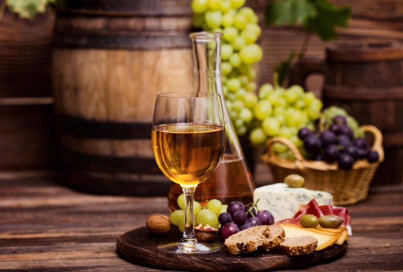 木制背景下的葡萄酒奶酪和新鲜葡萄