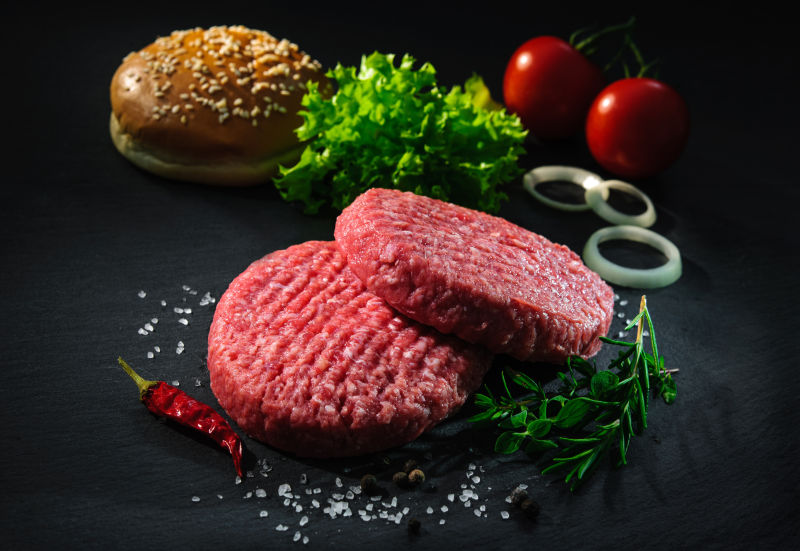 汉堡牛肉肉饼和青菜配料