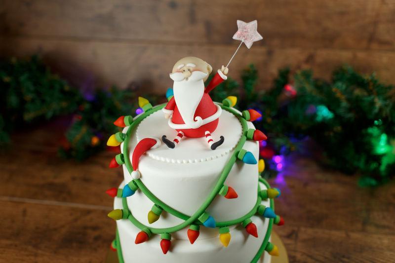 有圣诞老人装饰的圣诞树双层蛋糕