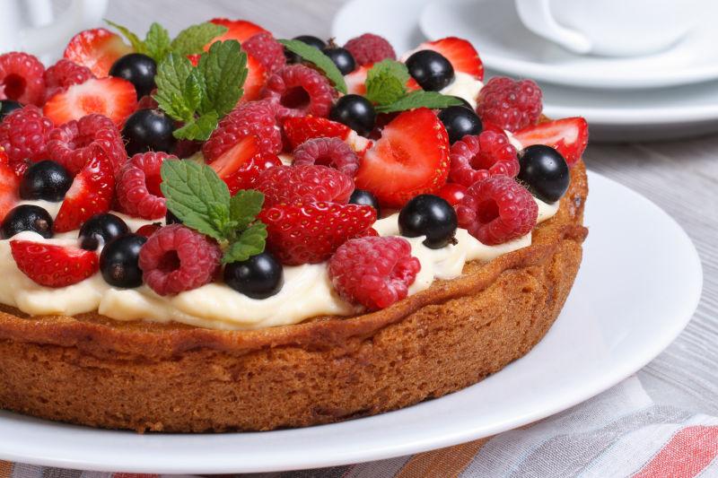 盘子里精致的水果蛋糕