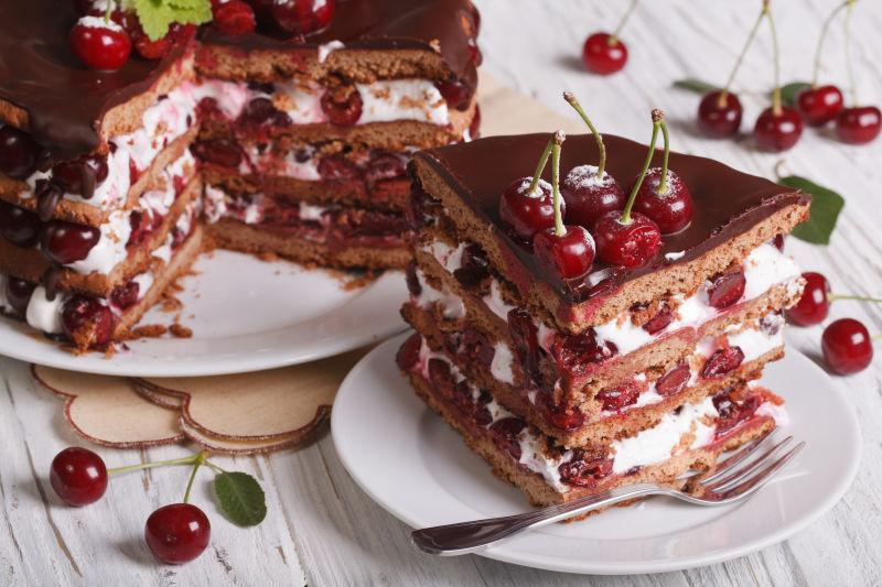 盘子里精致的樱桃巧克力蛋糕