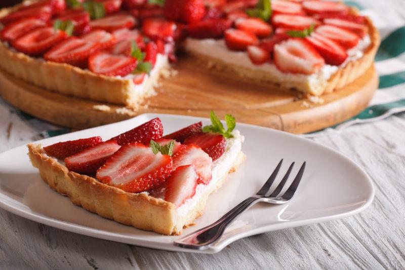 盘子里的草莓甜点