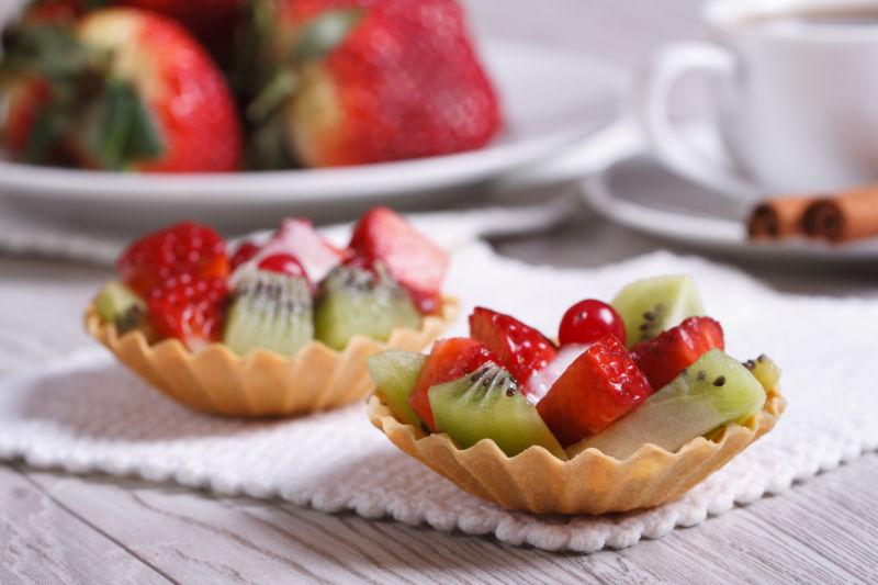 草莓猕猴桃水果蛋糕