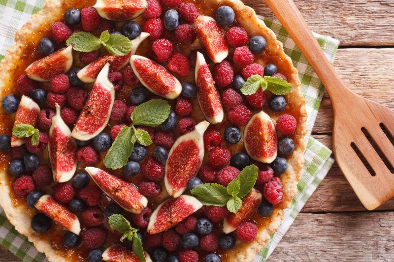 树莓蓝莓水果蛋糕