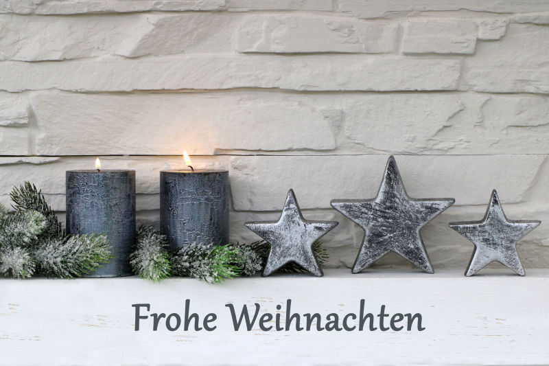 砖墙背景下圣诞节装饰品与蜡烛
