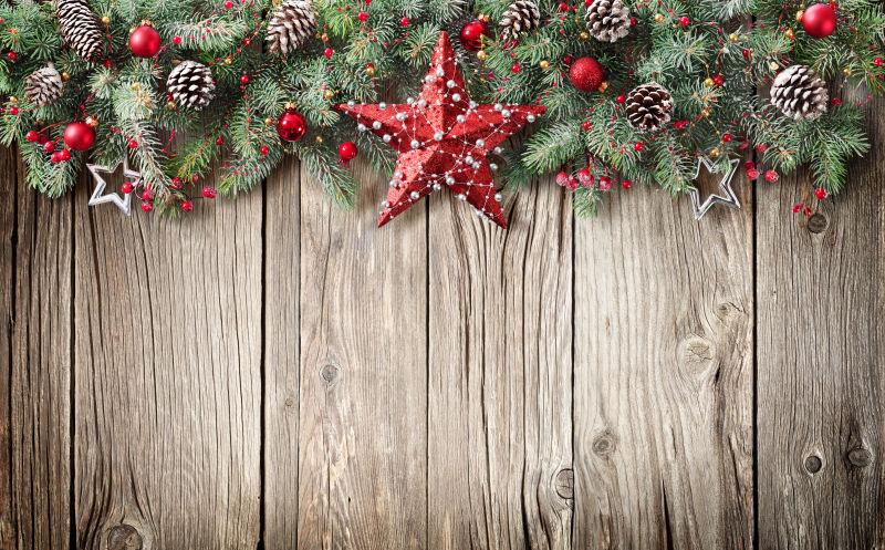 木质背景下的圣诞冷杉树装饰