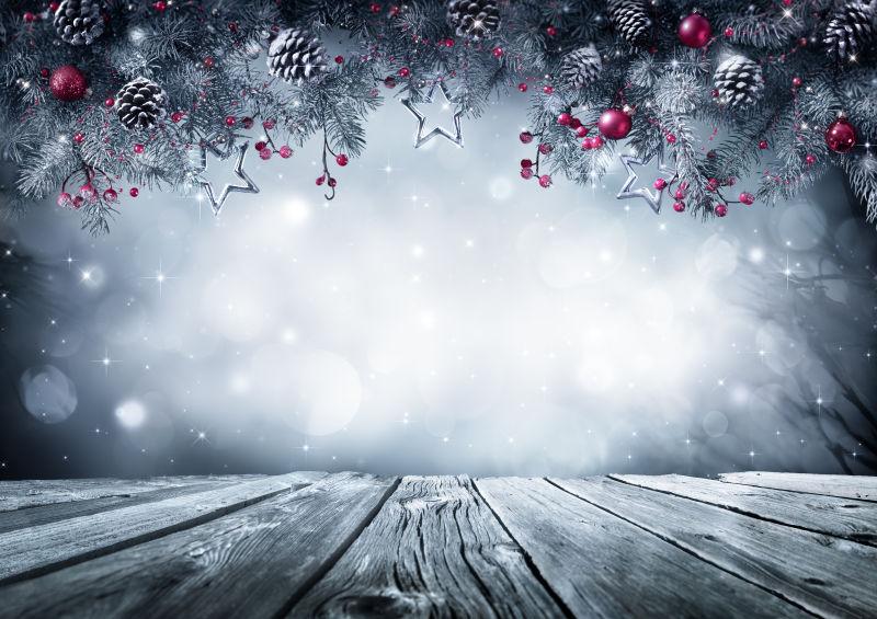 圣诞节冬季背景冷霜云杉枝上的装饰