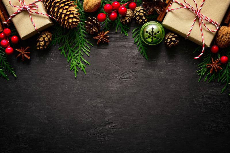 黑色木制背景上的圣诞节礼物和装饰