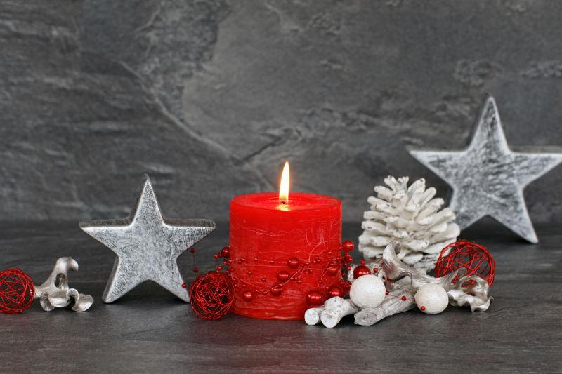 灰色圣诞节装饰品与红色蜡烛