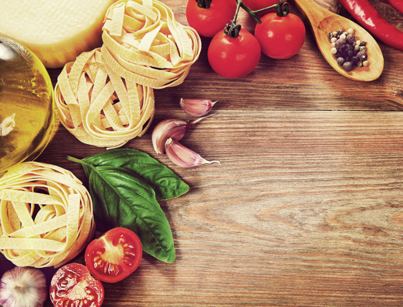 意大利菜蔬菜油香料和面食在桌子上