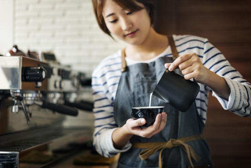 年轻的女咖啡师准备咖啡