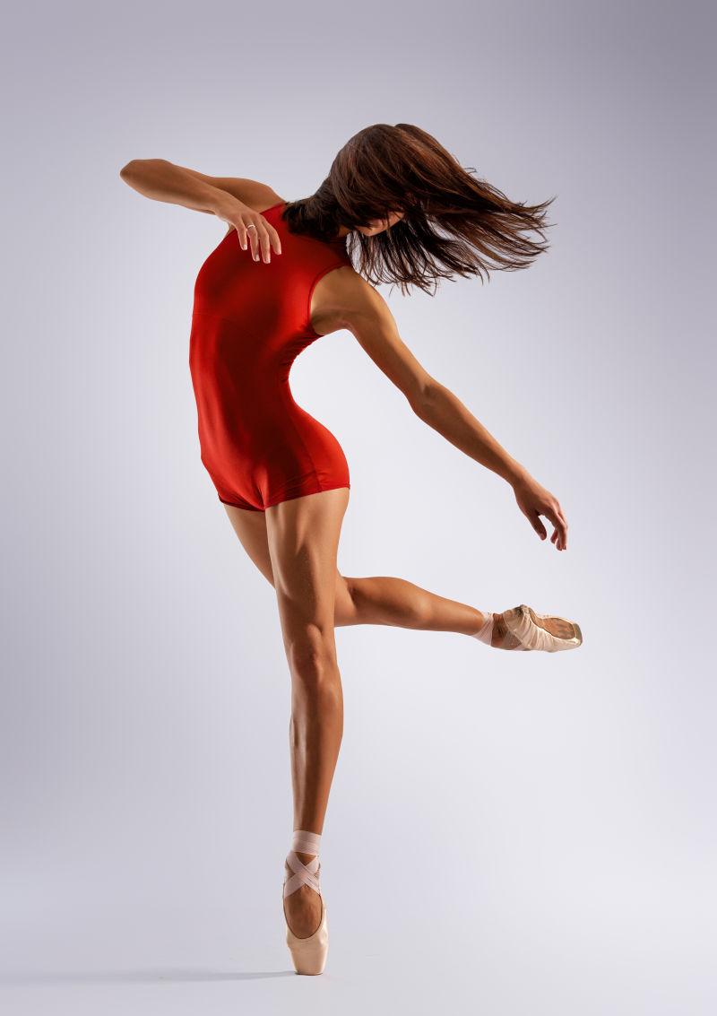 红色舞衣的芭蕾舞者