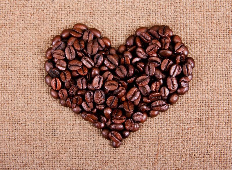 烘培后的咖啡豆组成的爱心