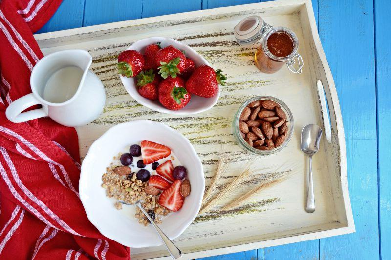 餐盘上的坚果草莓蜂蜜牛奶和燕麦