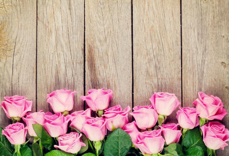 木桌上的粉红玫瑰花束