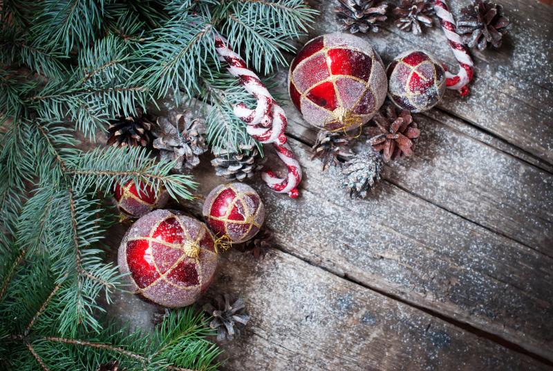 布满雪花的木板上的圣诞节铃铛饰品