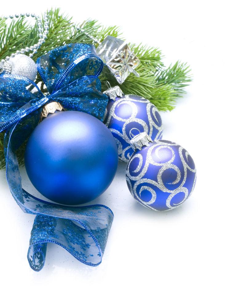 白色背景上的美丽蓝色圣诞铃铛