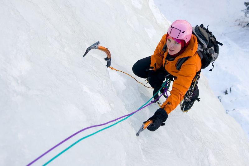 冰上的女攀岩者
