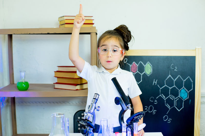 年轻女孩在实验室做科学实验