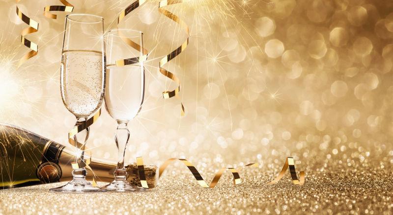 新年烟花下用香槟庆祝新年