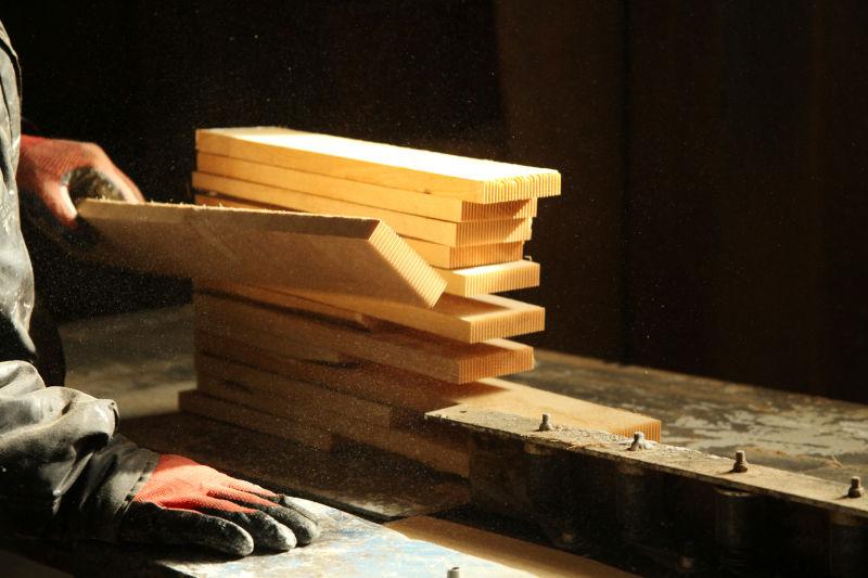 木匠将木材叠起来