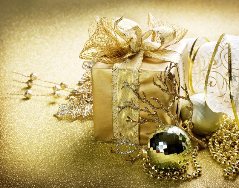 金黄色圣诞节装饰和礼物