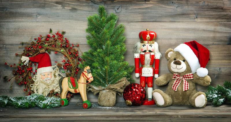 木制背景中的圣诞装饰小玩意儿