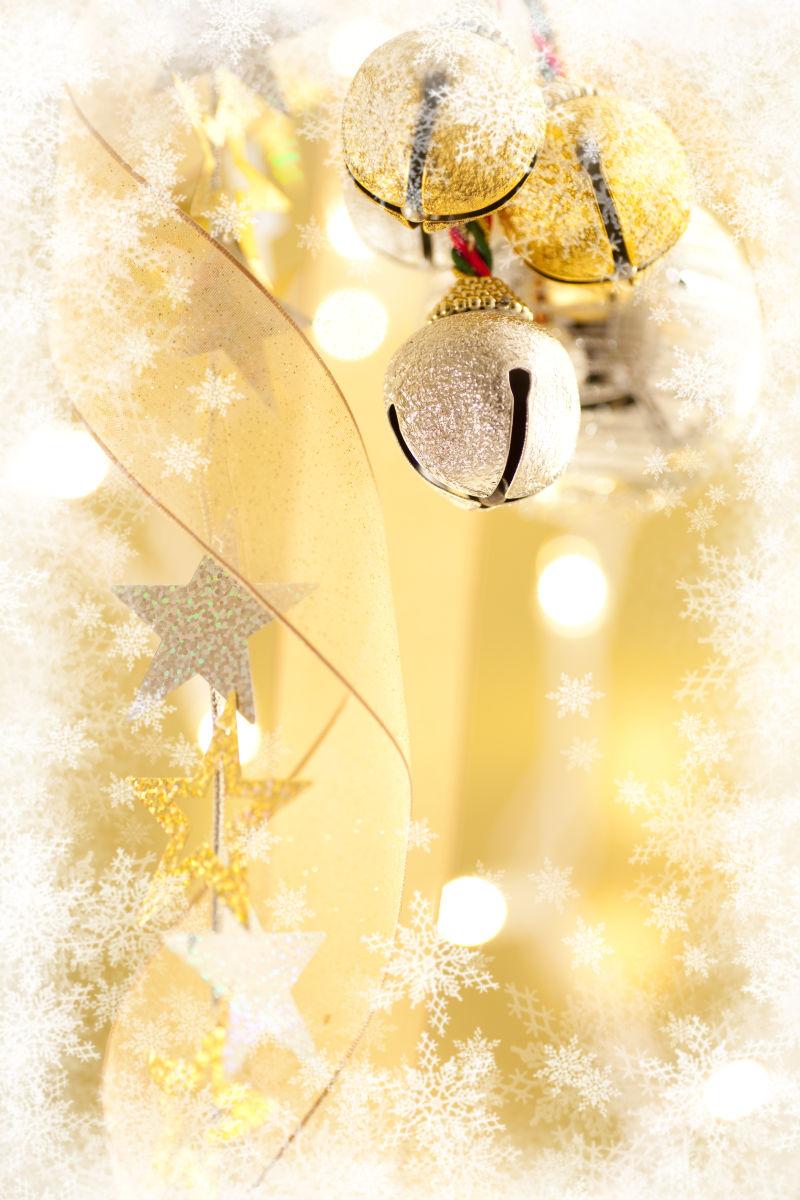 金色背景中的圣诞节装饰球