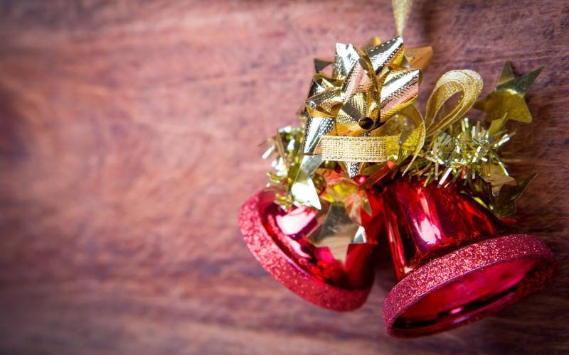 木质背景上的圣诞节的铃铛装饰品
