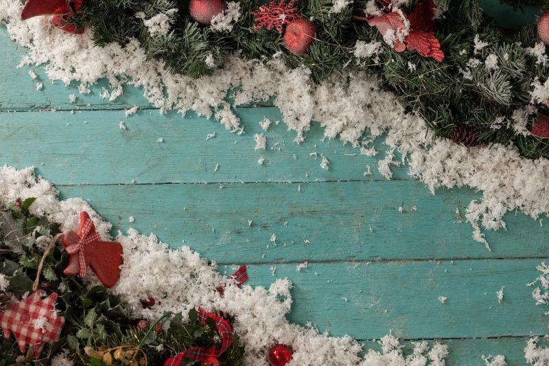 木桌上的假雪和圣诞装饰品