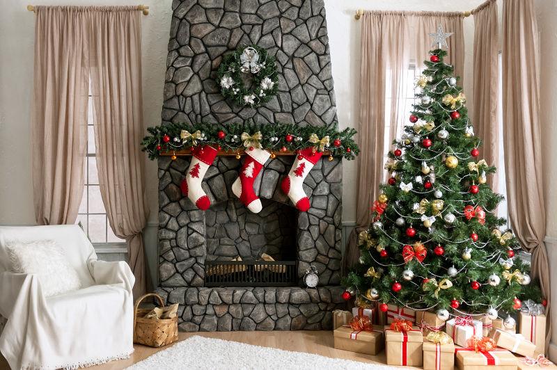圣诞树边的壁炉上装饰着圣诞饰品