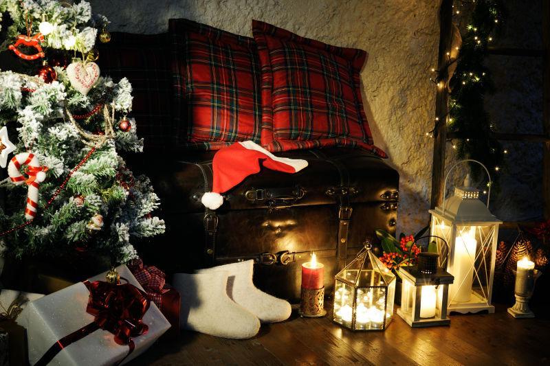 房间里美丽的圣诞树和各种精致的圣诞饰品