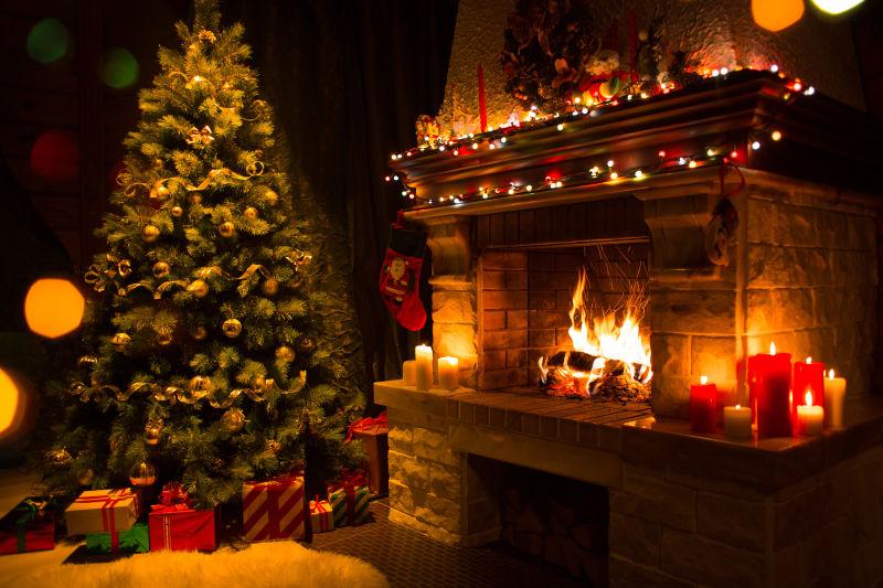 圣诞树边的壁炉上装饰着美丽的闪光灯