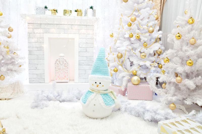 客厅里圣诞树下可爱的雪人饰品