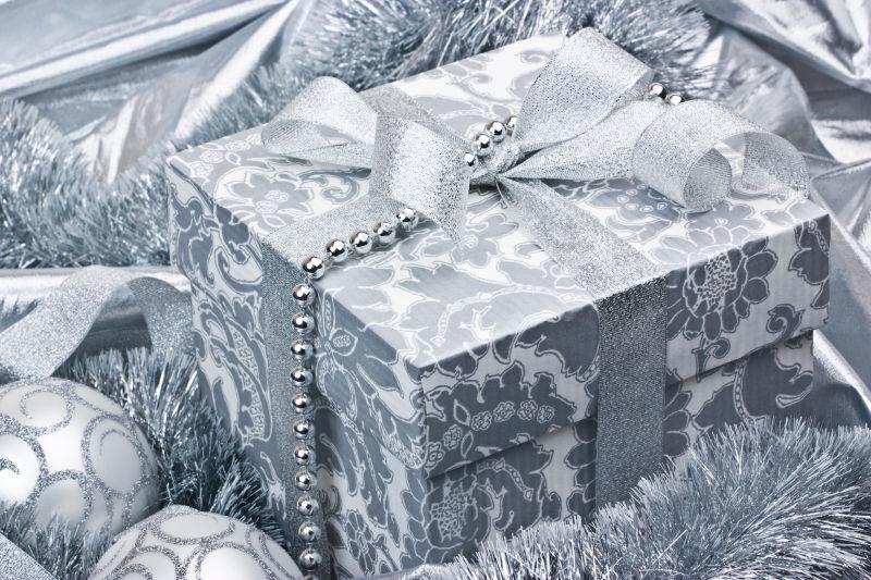 银色和白色花纹的圣诞节礼物盒和装饰品