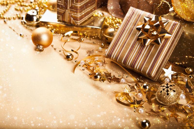 金色桌上的金色的圣诞节礼品盒和装饰品