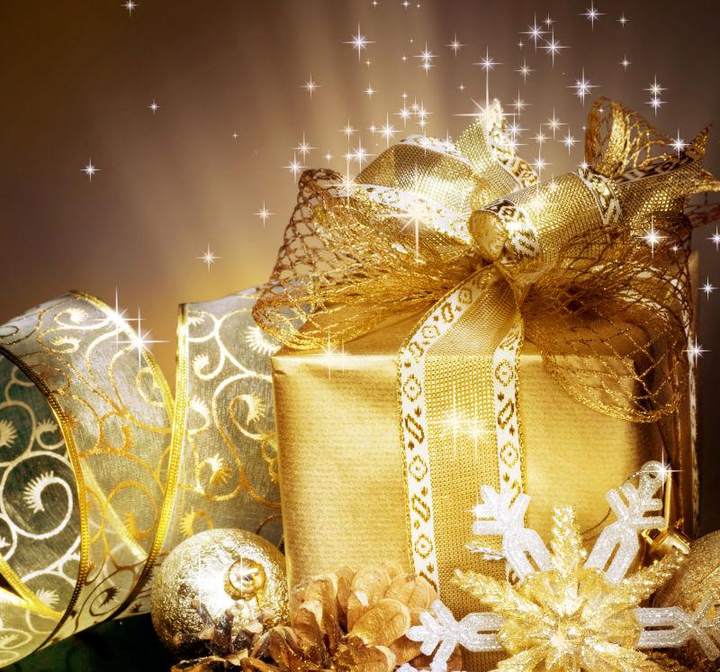 金色背景下的圣诞节的金色礼品盒