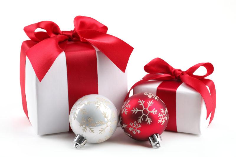 白色背景上的红色和白色的圣诞节装饰品和礼盒