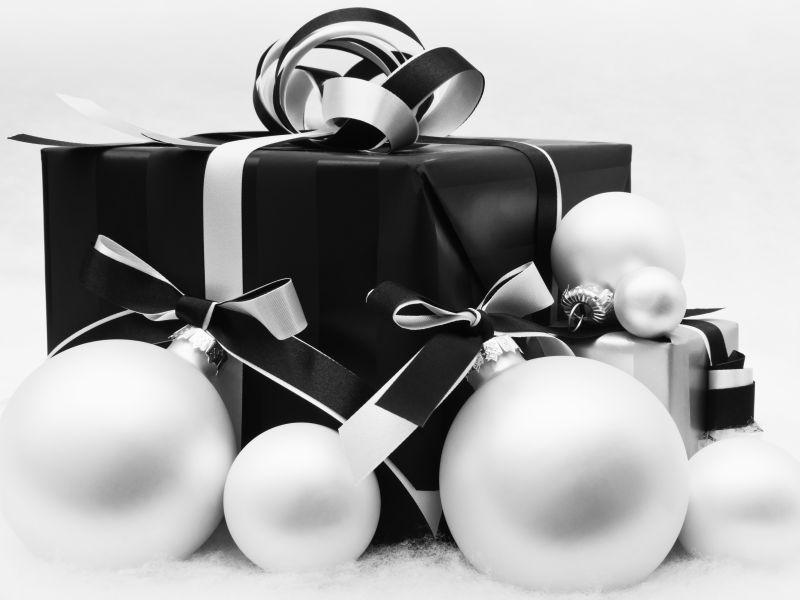 白色背景上的圣诞节黑白色装饰品和礼品盒